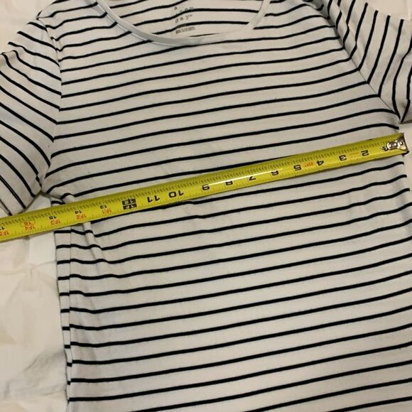 A new day, strip T shirt Orr, scoop neck, near new , medium - Picture 7 of 12